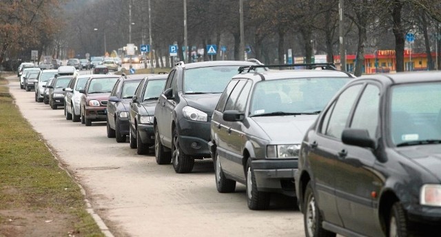 Na ulicach bezpośrednio sąsiadujących z nową strefą nie sposób znaleźć miejsca do zaparkowania