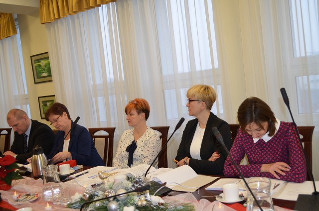 Radna Justyna Wilkiewicz (druga z prawej)  dopytywała na sesji w imieniu mieszkańców, na jakim etapie są przygotowania i czy w ogóle powstanie ścieżka rowerowa na tej trasie.
