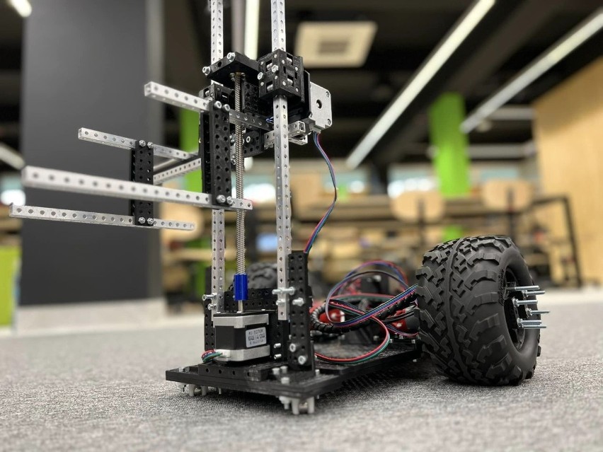 Uczniowie mogą nauczyć się konstruować roboty biorąc udział w bezpłatnych zajęciach robotycznych RoboLAB