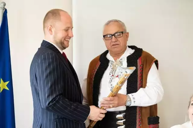 Burmistrz Krystian Hytroś (z lewej) i radny Paweł Szaflarski
