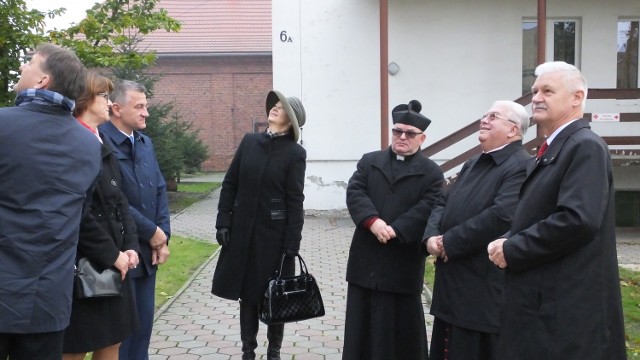 Poświęcić wieżę przyjechał do Nakła ks. bp. Jan Tyrawa, ordynariusz Diecezji Bydgoskiej