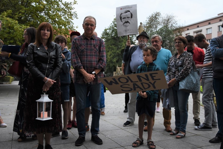 Na czwartkową manifestację przyszły całe rodziny....