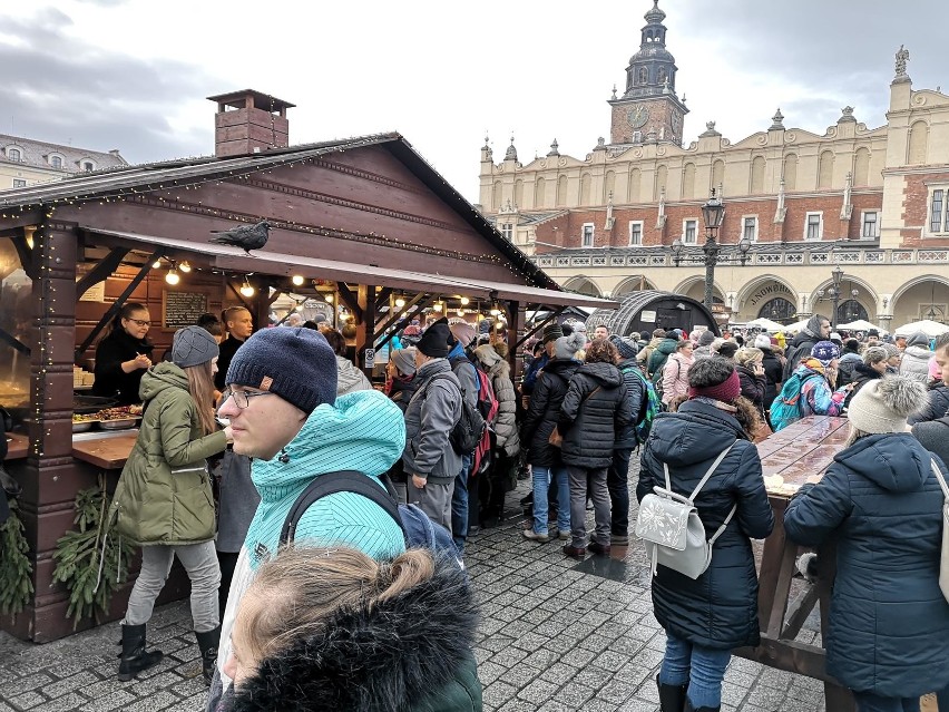 Kraków. Tłumy ludzi, odwiedziły w sobotnie popołudnie  Jarmark Bożonarodzeniowy  [ZDJĘCIA]