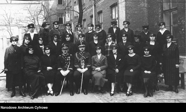Pierwszy kurs dla kobiet-policjantek, kwiecień 1925 r. W pierwszym rzędzie nadinsp. Jaan Schuch (trzeci od lewej), kom. Stanisława Filipina Demetraki-Paleolog (piąta od lewej).