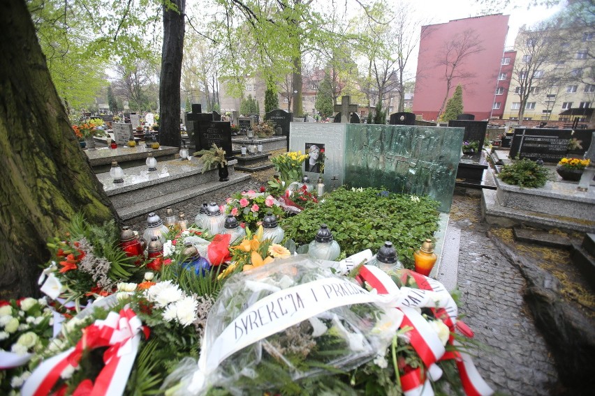 Złożono kwiaty pod tablicą poświęconą pamięci Krystyny Bochenek