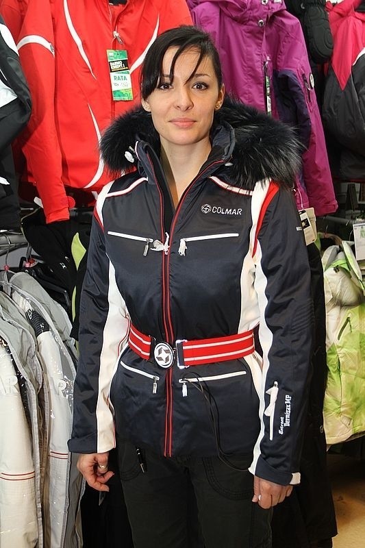 Aleksandra Głażewska, dekoratorka w kieleckim sklepie Go Sport pokazuję kurtkę narciarską w stylu lat 70-tych. Za taki model trzeba zapłacić 3 tysiące złotych.