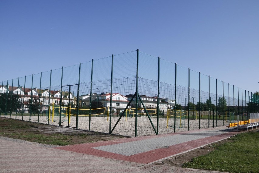 Koniec inwestycji na terenie hali Ośrodka Sportu i Rekreacji w Staszowie. Zmodernizowano halę, są nowe boiska i bieżnia [ZDJĘCIA]