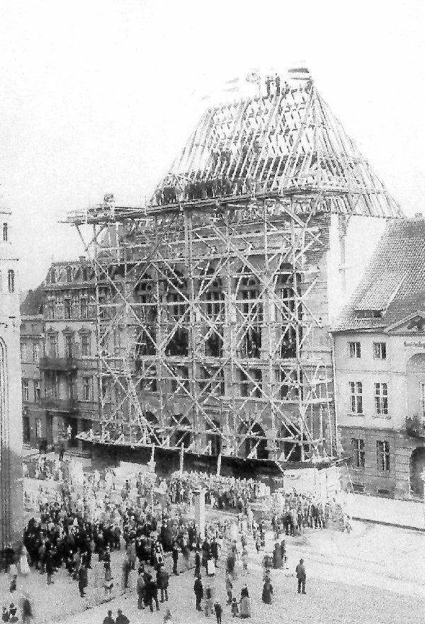 Zawieszenie wiechy na budowanym Dworze Artusa - około 1890...