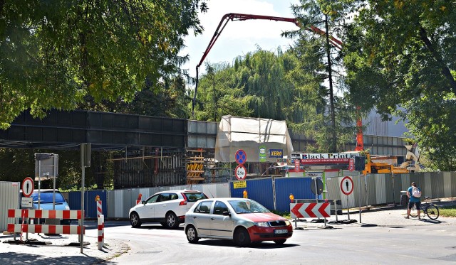 Ul. Sowińskiego. Zamknięty jeden pas ruchu (po stronie Chatki Żaka). Ruch odbywa się w obu kierunkach 