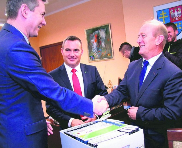 W 2016 roku starosta Jerzy Suliga i burmistrz Włoszczowy Grzegorz Dziubek złożyli  projekt obwodnicy do marszałka Adama Jarubasa.