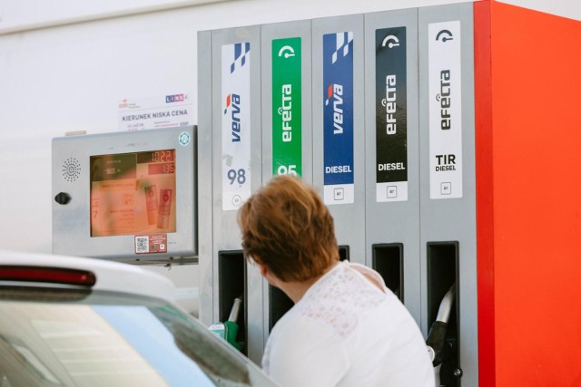 Jakie drogi są najdroższe pod względem cen paliw na stacjach? Ile średnio kosztuje litr paliwa przy autostradzie, a ile przy drodze krajowej? Na te pytania odpowiada raport przygotowany przez ekspertów z aplikacji PanParagon oraz systemu dla kierowców Yanosik.