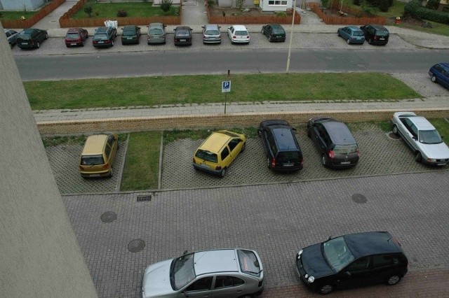 Niektórzy do parkowania wykorzystują dwa miejsca.