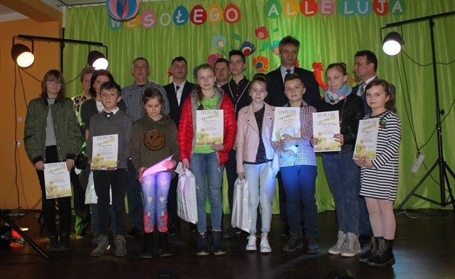 Laureaci konkursu na najpiękniejszą palmę, pisankę i kartkę świąteczną  zorganizowaną w Rytwianach.