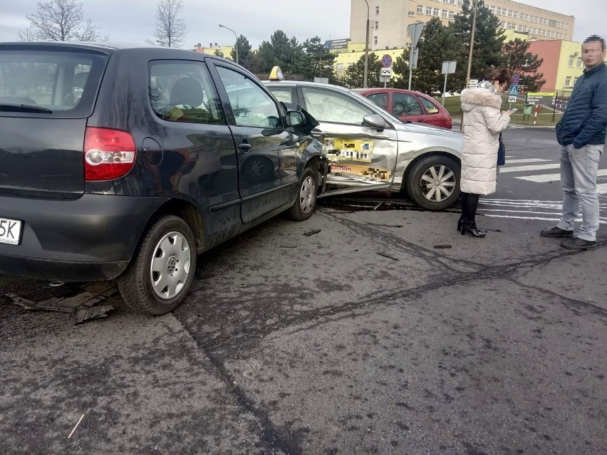 Wypadek na alei Witosa w Opolu. Zderzenie dwóch volkswagenów, 66-latka w szpitalu