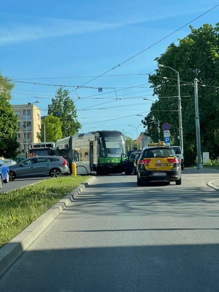 Auto wjechało pod tramwaj. Duże utrudnienia w ruchu 