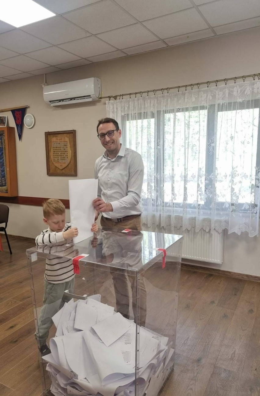 Łukasz Nowak z synem podczas głosowania 7 kwietnia w...