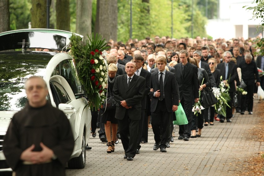 Pogrzeb Maksymiliana Starościaka. Motocyklista zginął podczas wyprawy dookoła świata (ZDJĘCIA)