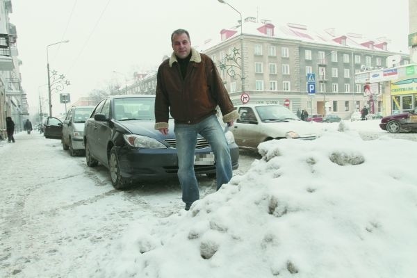 Parkingi w strefie są zaśnieżone i trudno na nie wjechać. Ale płacić trzeba.