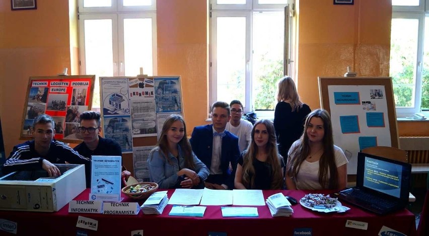 Tłumy gimnazjalistów i ośmioklasistów na dniach otwartych w sandomierskim „Ekonomiku”. Szkoła promowała się  pod hasłem „Bądź kreatywny”.