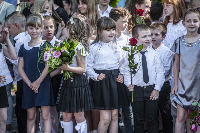 W Szkole Podstawowej nr 9 w Koszalinie odbyła się uroczystość miejskiego zakończenia roku szkolnego 2021/2022.