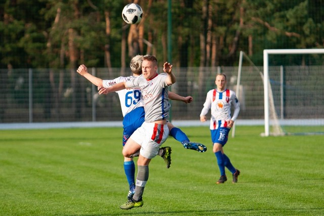 Budowlany KS Bydgoszcz przegrał u siebie z Pomorzaninem Kolegium Jagiellońskie Toruń 1:2 w meczu 7. kolejki IV ligi. Gole: Dawid Wiśniewski 64. - Miłosz Kwiatkowski 43., Kmail Góral 54. Nie było więc powtórki z poprzedniego sezonu, gdy - jeszcze w V lidze - padł remis 1:1. Zobacz zdjęcia z sobotniego meczu na stadionie przy ul. Sielskiej w bydgoskim Fordonie >>> 