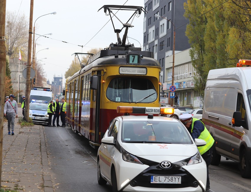 Wypadek na Przybyszewskiego - tramwaj uderzył w dwa samochody, jedna osoba ranna