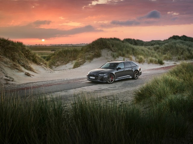 Dla Audi „performance” oznacza więcej mocy. Większe turbosprężarki i wzrost ciśnienia doładowania z 2,4 do 2,6 bara w czterolitrowym silniku V8 biturbo TFSI w modelu RS 6 Avant performance (zużycie paliwa w trybie jazdy mieszanej w l/100 km:12,7 – 12,2 (WLTP); emisja CO2 w trybie jazdy mieszanej w g/km: 289 – 277 (WLTP)), pozwoliły na zwiększenie mocy silnika o 30 KM i wzrost momentu obrotowego o 50 Nm w porównaniu z wersją podstawową.