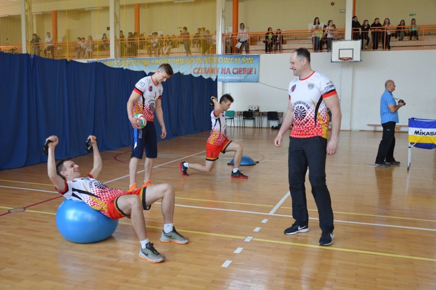 Dzień otwarty w Szkole Mistrzostwa Sportowego w Ostrowcu. Były pokazy sportowe i zwiedzanie szkoły