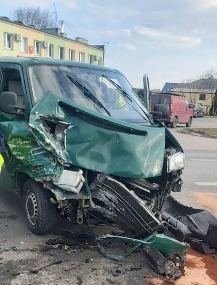 Wypadek w Sypniewie. Samochód ciężarowy zderzył się z busem. Jedna osoba została ranna. 17.03.2022