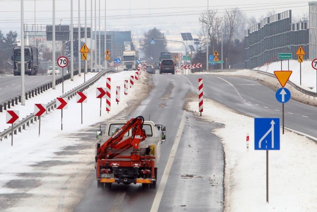 Generalna Dyrekcja Dróg Krajowych i Autostrad poinformowała, że wszystkie drogi krajowe są przejezdne. Na sieci dróg krajowych pracuje 526 pojazdów do zimowego utrzymania.