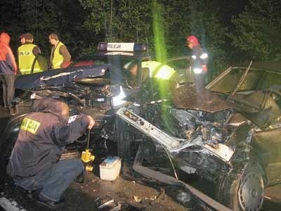 Siła zderzenia była tak wielka, że oba auta zostały kompletnie zniszczone. Nadają się tylko do kasacji.