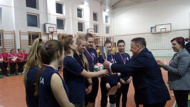 Wójt Henryk Nosowski i szefowa rady Ewelina Suligowska nagradzają triumfatorki z Volley Team.