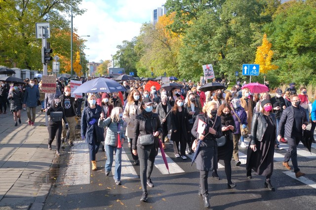 Warszawiacy protestują przeciwko decyzji TK ws. aborcji