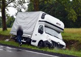 Kolizja w Objezierzu na drodze krajowej nr 21. Samochód dostawczy wylądował w rowie (zdjęcia)