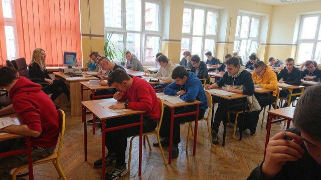 Uczniowie Zespołu Szkół Technicznych w Skarżysku podczas próbnej matury z języka polskiego.