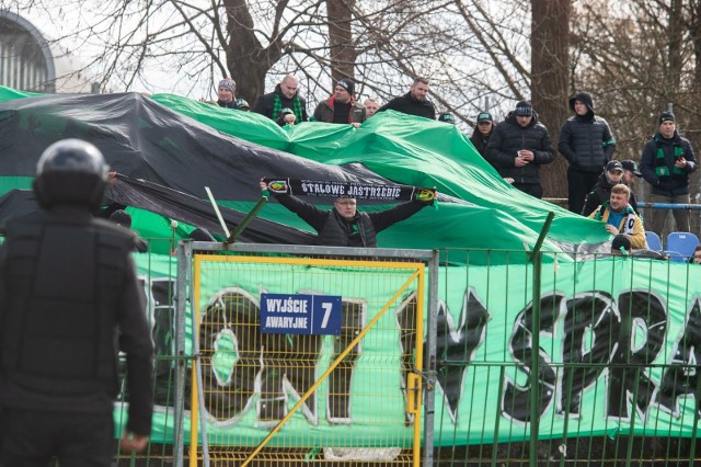 Kibice Stali Stalowa Wola na meczu w Krakowie pokazali oprawę. Zobaczcie więcej na kolejnych slajdach >>>