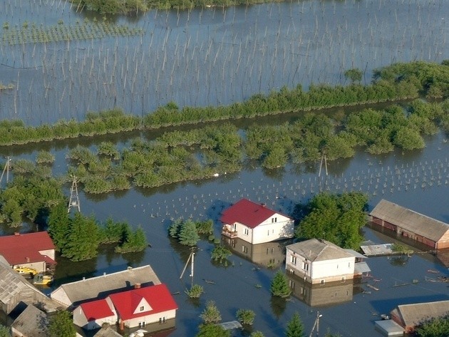 Gminne ośrodki pomocy społecznej przyznawały powodzianom zasiłki w wysokości do 6, do 20, do 100 i do 300 tys. zł - m.in. na odbudowę zalanych domów