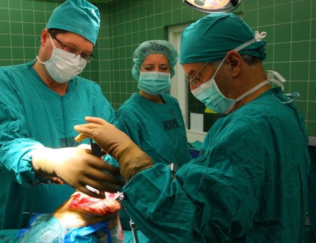 W trakcie zabiegu (od lewej): dr Mariusz Paks, instrumentariuszka z bloku operacyjnego Jadwiga Pisanecka oraz dr Jan Wojciech Danel, ordynator Oddziału Chirurgii Urazowo-Ortopedycznej.