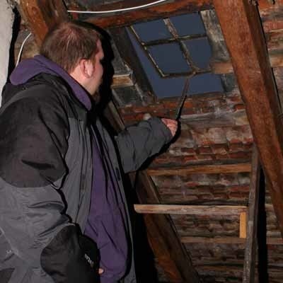 - Cały dach będzie remontowany, pojawią się nowe okna dachowe - pokazuje Mariusz Przybyła, pracownik muzeum