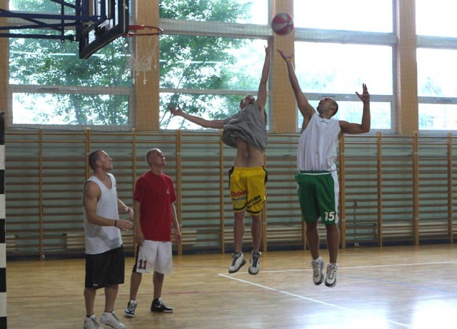 Z nowych zawodników pojawił się między innymi Artur Donigiewicz (drugi z prawej).