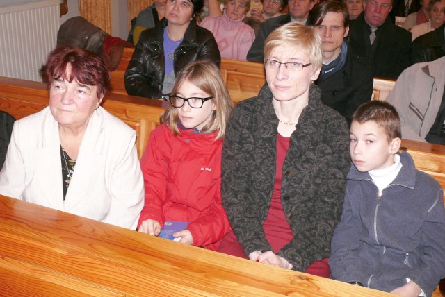  Od lewej: Jadwiga Czarnołęska- Gosiewska- mama posła, Kinga Gosiewska- jego córka, senator Beata Gosiewska- żona, Miłosz Gosiewski- syn- w kaplicy eremów w Kałkowie