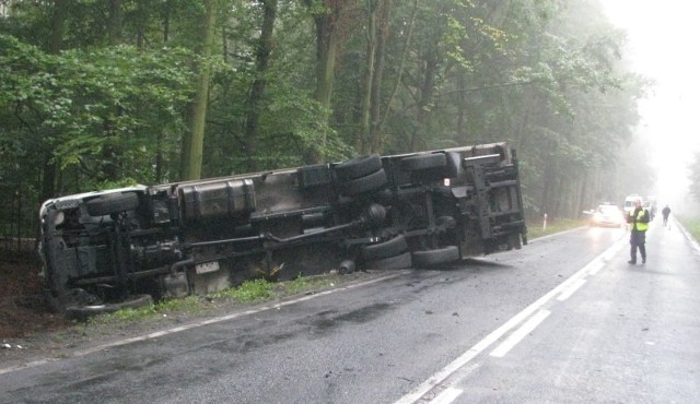 Dzisiaj o godz. 6.50 na drodze krajowej nr 11 w Bąkowie kierowca ciężarowej scanii zjechał na przeciwległy pas jezdni i zderzył się z samochodem osobowym audi. 58-letni kierowca audi A4 zginął na miejscu.