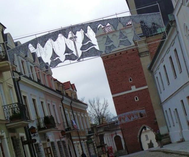 Tak udekorowana jest ulica Opatowska w Sandomierzu.