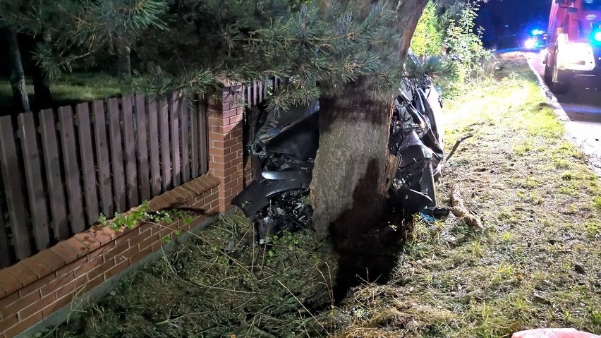 Śmiertelny wypadek w Nadolu. Nie żyje 19-latek [30.08.2021] Samochód, którym jechał uderzył w drzewo 