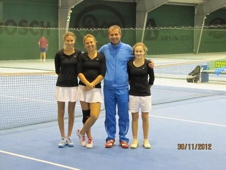 Zespół kadetek klubu z Prószkowa. Od lewej: Katarzyna Gergont, Jaśmina Kostek i Malwina Wójciak z trenerem  Witoldem Dzideczkiem.