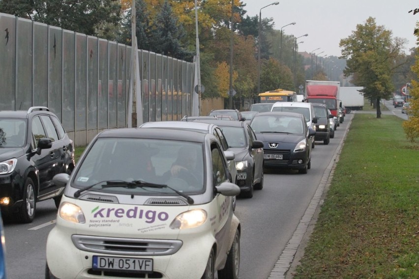 Wypadek na alei Kochanowskiego, przed mostami...