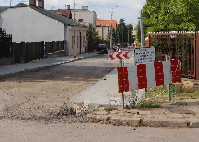 Na Glinicach w Radomiu nadal trwają prace na ulicy Błotniej. Kierowcy muszą omijać ulicę.