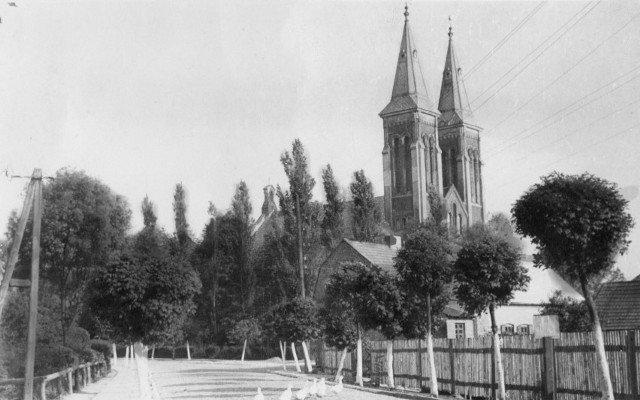 3 sierpnia 1897 rozpoczęto rozbudowę gotyckiego kościoła w Grocholicach. Dotychczasowa świątynia z 1233 r. należała do najstarszych zabytków w naszym regionie.