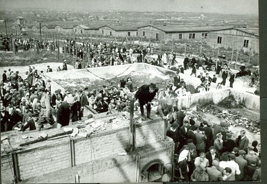 Lipiec 1944 roku. Mieszkańcy Lublina oglądają Majdanek. Na...