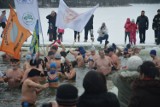 Pierwszą, rekordową kąpiel w 2016 roku w korzybskim jeziorze zaliczyły morsy 
